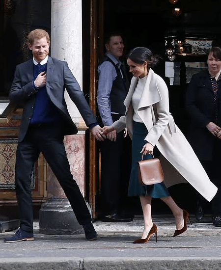 Principe Harry e Meghan Markle visitano Belfast Crown Liquor Saloon
